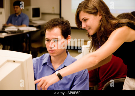 Gli studenti che frequentano workshop su base web ricerche di psicologia Foto Stock