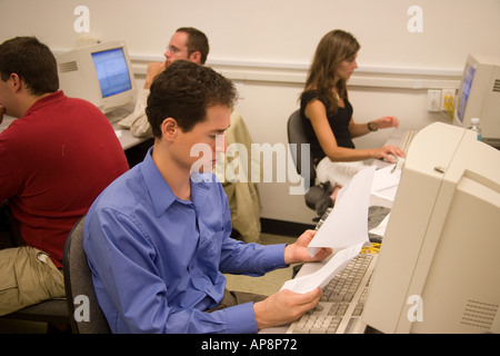 Gli studenti che frequentano workshop su base web ricerche di psicologia Foto Stock