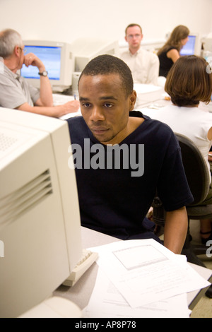 Studente frequentando un seminario su Web basato su ricerche di psicologia Foto Stock