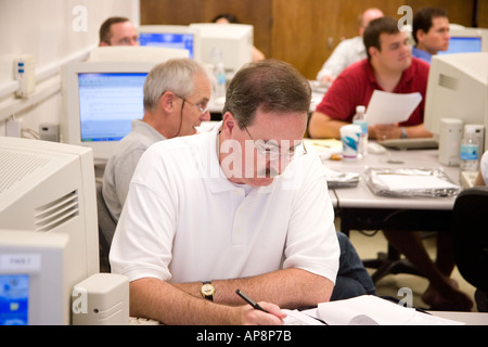 Gli studenti che frequentano workshop su base web ricerche di psicologia Foto Stock