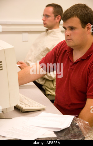 Gli studenti che frequentano workshop su base web ricerche di psicologia Foto Stock