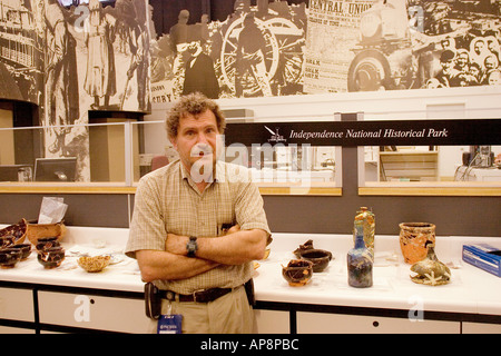 Curatore presso il Laboratorio di Archeologia di indipendenza Living History Center Independence National Historical Park Philadelphia Foto Stock