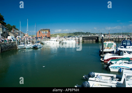 Padstow Harbour, Cornwall, d'estate. Padstow è una porta di lavoro che si trova sull'estuario del cammello. Foto Stock