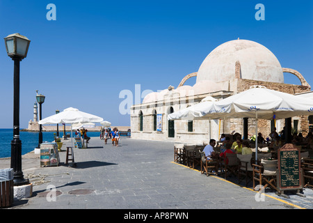 La taverna e la Moschea di Janissaries dal porto esterno, Città Vecchia, Chania, North West Coast, Creta, Grecia Foto Stock