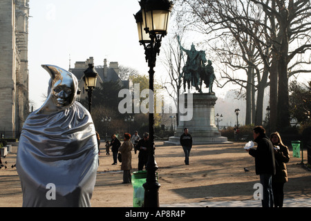 Un artista mime esegue nella piazza di fronte alla cattedrale di Notre Dame Parigi Francia Foto Stock