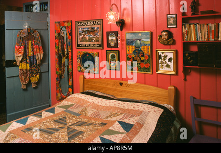 Foto su rosso con pannelli di parete sopra il letto con mosaico in camera da letto degli anni sessanta Foto Stock