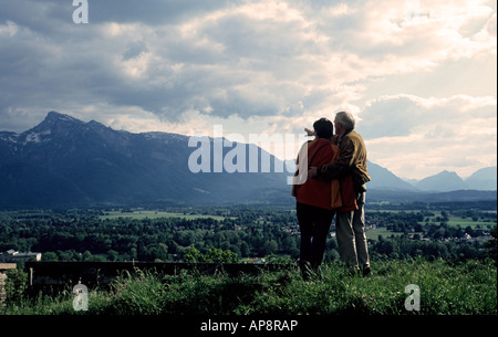 Giovane ammirando il paesaggio montano di Salisburgo, Austria Foto Stock