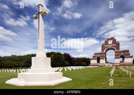 Croce di sacrificio nel cimitero nella parte posteriore del monumento Thiepval per la mancanza di WW1 su somme, Francia Foto Stock