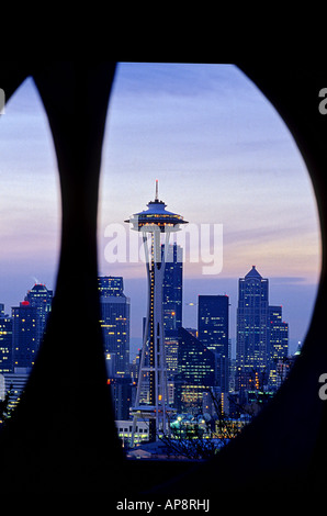 Lo Space Needle circondato da architettura del modulo Modifica scultura su Queen Anne Hill Seattle Washington STATI UNITI D'AMERICA Foto Stock