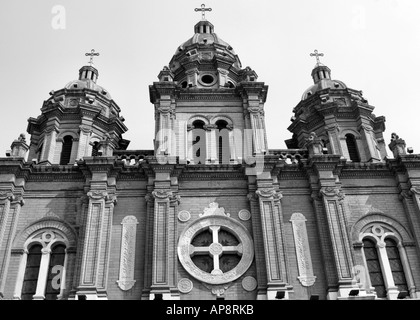 La metà superiore della cattedrale di Wangfujing di Pechino in Cina in bianco e nero Foto Stock