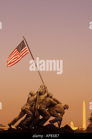 Arlington, Virginia. Iwo Jima Marine War Memorial. Distanza da Washington DC con il Monumento a Washington e il Campidoglio americano. Cultura USA Foto Stock