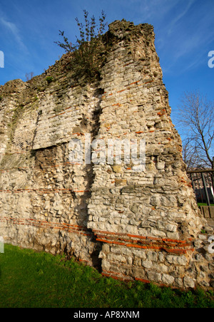 L'ultima sezione rimanente del muro romano a Tower Hill, Londra. Foto Stock