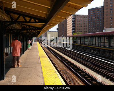 Verso nord vista dal 125th Street stazione metropolitana sulla Settima avenue linea express a Manhattan, New York City. Foto Stock