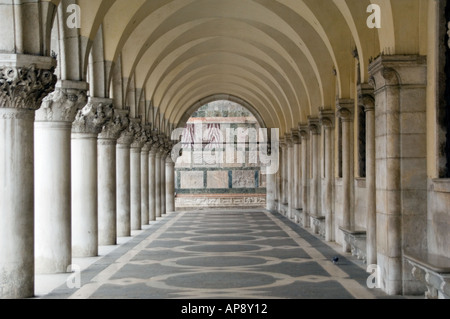 Archi trovati in Piazza San Marco che mostrano modelli symetric, e abstract Foto Stock