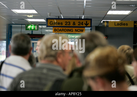 I passeggeri in coda fino al cancello a bordo degli aeromobili presso l'Aeroporto Internazionale di Belfast Irlanda del Nord Foto Stock