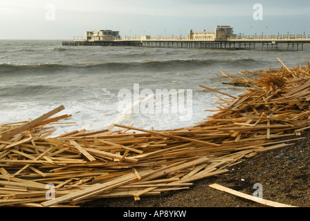 Beach Worthing West Sussex Inghilterra tavole di legno di una nave da carico il “Ice Prince” che affondò in condizioni meteorologiche avverse il 15 gennaio 2008. Anni '2000 Regno Unito Foto Stock