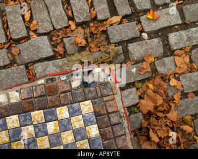 Angolo di un mosaico variegato scacchiera su motivi di concedere la tomba nella città di New York. Foto Stock