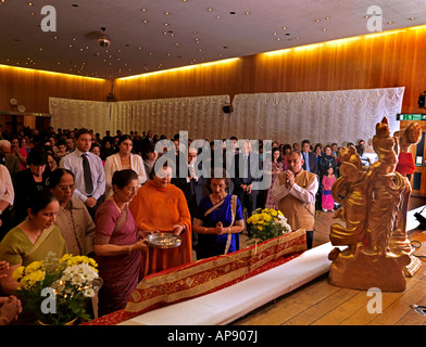 Diwali Wandswoth Town Hall Londra Arty cerimonia sacerdote con microfono Foto Stock