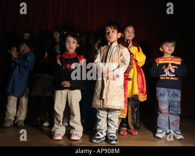 Diwali Wandswoth Town Hall Londra bambini induisti sul palco Foto Stock