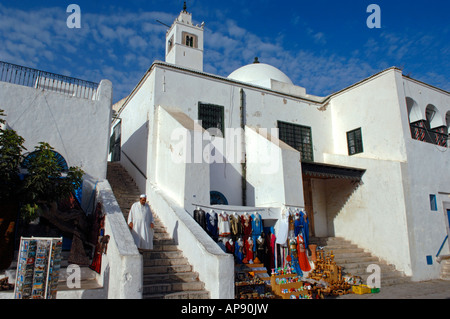 Un mullah di Sidi Bou Said scendendo le fasi dalla sua moschea Foto Stock