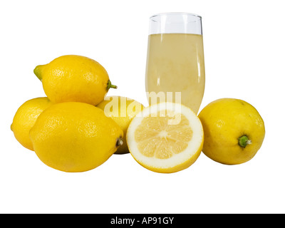 Bicchiere di limonata naturale con molti limoni Foto Stock