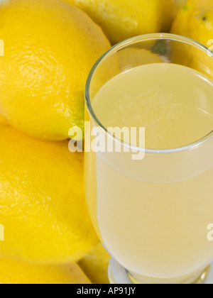 Bicchiere di limonata naturale con molti limoni Foto Stock