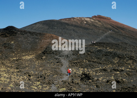 Italia Sicilia Etna escursionismo su pietra lavica dei pendii superiore Foto Stock
