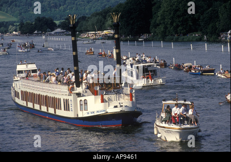 Henley Royal Regatta. Henley on Thames, Oxfordshire, Inghilterra. Alla fine di una giornata di gare. 2006 UK 2000s HOMER SYKES Foto Stock