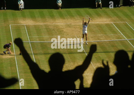 Wimbledon tennis Londra SW19 Inghilterra anni '1980 Regno Unito. I fan felici celebrano una vittoria sul campo centrale. A dare un pugno all'aria. 1985 HOMER SYKES Foto Stock