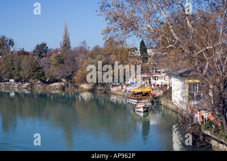 Manavgat Fiume con imbarcazioni turistiche Foto Stock