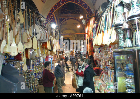 Strumenti musicali nel Grand Bazaar Istanbul Turchia Foto Stock