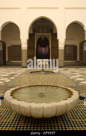 Vasca da bagno piena di acqua nel lussuoso bagno turco all'interno del Musée de Marrakech museo nazionale di Marrakech Foto Stock
