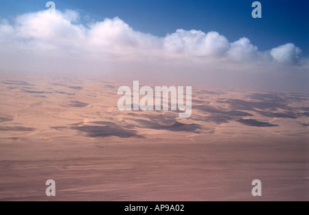 Vista aerea del Namib Desert dune costiere e le nuvole Namib Naukluft Park Namibia 2000 Foto Stock