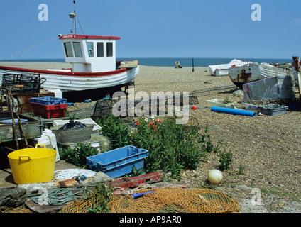 Barche da pesca sulla spiaggia di Aldeburgh nel Suffolk REGNO UNITO Foto Stock