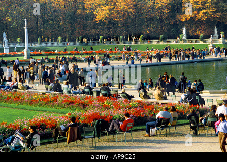 Domenica pomeriggio in autunno nei GIARDINI DEL LUXEMBOURG Parigi Francia Foto Stock
