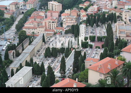 Vista aerea del densamente impaccati lapidi nel Cimitero Cimitero circondato da case Monte Carlo Monaco Settembre 2006 Foto Stock