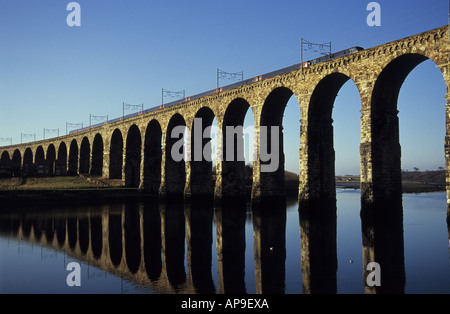 GNER treno intercity attraversando il viadotto ferroviario costruito da Robert Stevenson a Berwick upon Tweed stazione ferroviaria Foto Stock