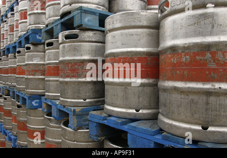 Barili di birra d'acciaio impilati su pallet presso la Youngs Brewery nel sud-ovest di Londra formando modelli astratti Foto Stock