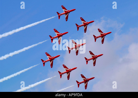 Le frecce rosse di eseguire la visualizzazione dell'antenna a RAF Fairford Gloucestershire England Regno Unito GB Foto Stock