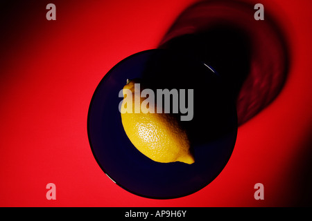 Giallo limone in una piccola ciotola di vetro studio shot still life Foto Stock