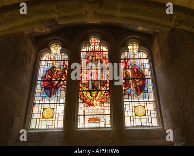 Le finestre di vetro macchiate nella cripta medievale sotto la Guildhall, City of London GB UK Foto Stock