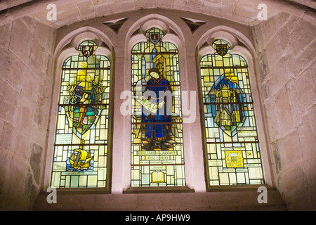 Le finestre di vetro macchiate nella cripta medievale sotto la Guildhall, City of London GB UK Foto Stock