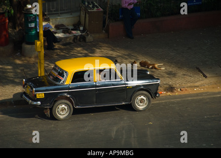 Un giallo e nero con Taxi a Mumbai India Foto Stock