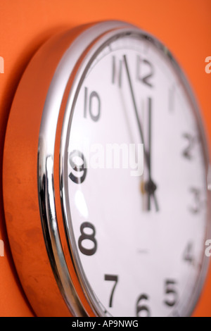 Orologio da parete che mostra a mezzogiorno Foto Stock