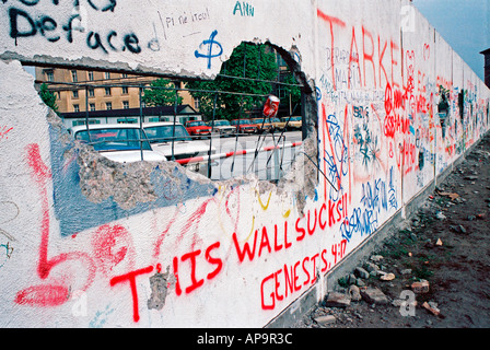 Germania Berlino muro di Berlino 1989 poco dopo la caduta del muro di Berlino. Foro nella parete con vista attraverso a est Foto Stock