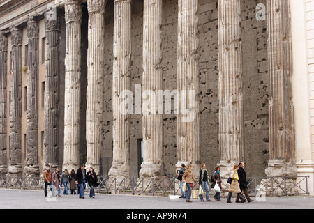 Il Tempio di Adriano che ospita Roma Stock Exchange Piazza di Pietra Roma Italia Foto Stock