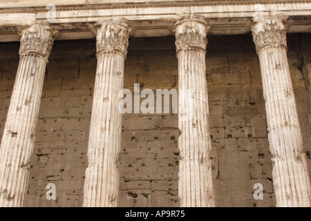 Il Tempio di Adriano che ospita Roma Stock Exchange Piazza di Pietra Roma Italia Foto Stock