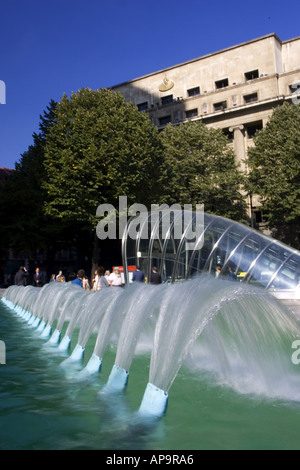 Fontana fuori Abando stazione della metropolitana Plaza circolare di Bilbao, Fosterito entrata della metropolitana in background. Foto Stock