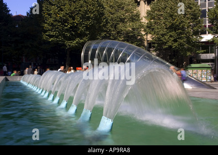 Fontana fuori Abando stazione della metropolitana Plaza circolare di Bilbao, Fosterito entrata della metropolitana in background. Foto Stock