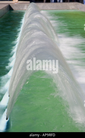 Fontana di acqua con getti multipli fuori Abando stazione della metropolitana Plaza circolare di Bilbao Foto Stock